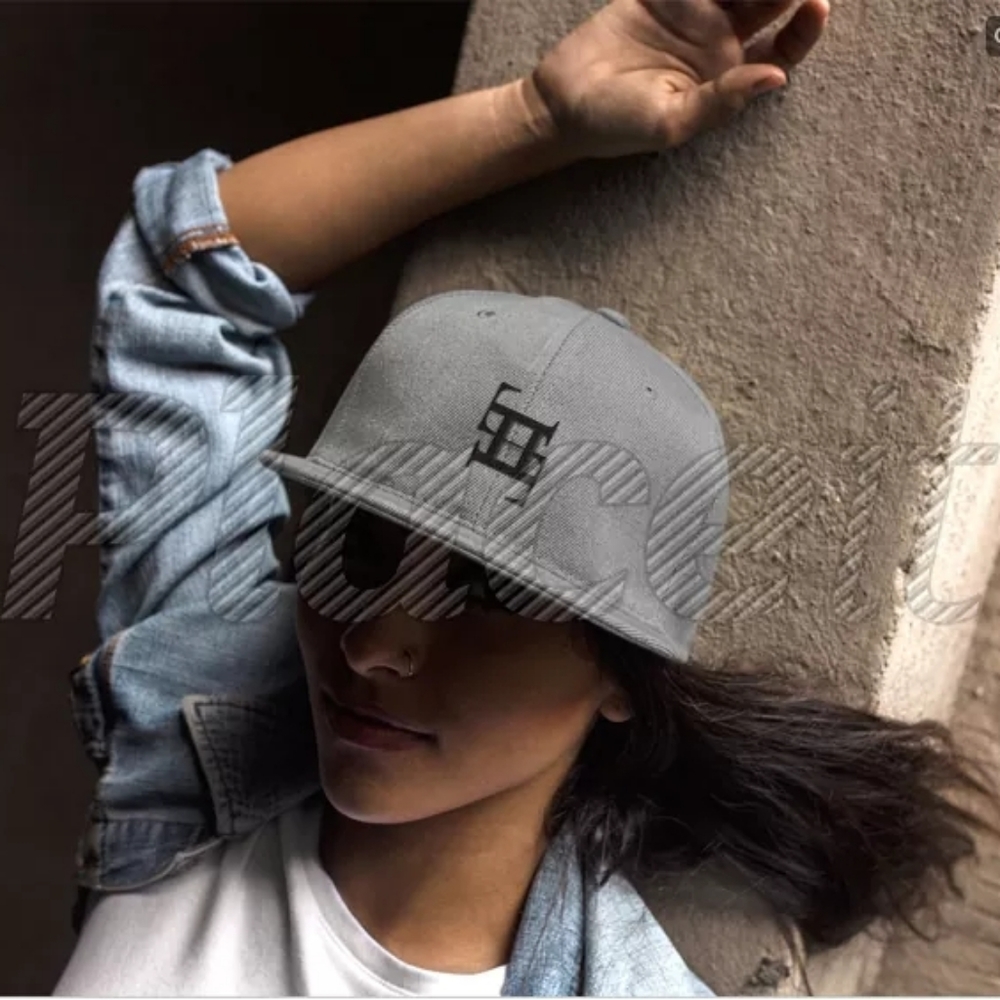 Girl tht Snapback